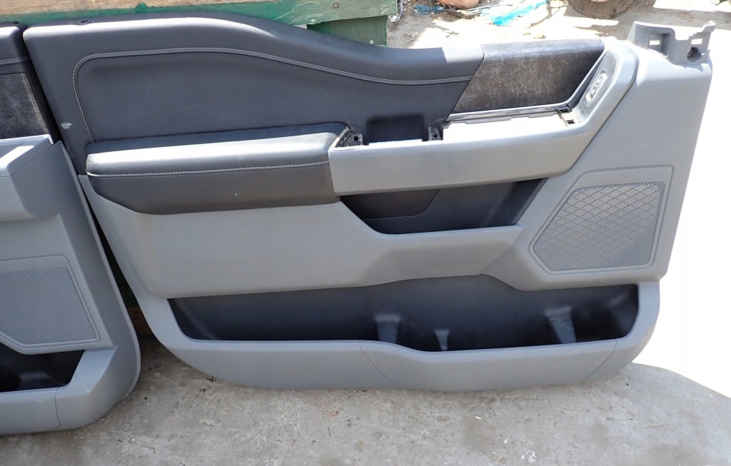 Lewa przednia klapa drzwiowa Ford F150 XLT 2021 z marką Autolandparts, widoczna z zewnątrz, z detalami i powierzchnią.