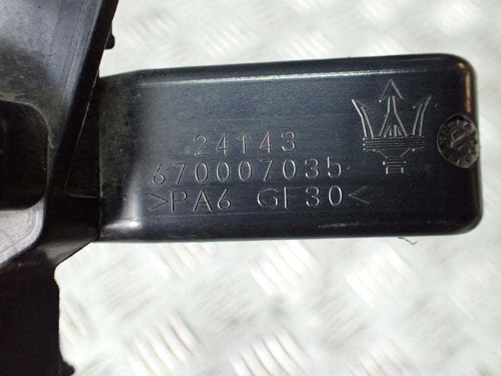 Uchwyt mocowania wspornika Maserati Quattroporte VI 3.8 GTS 2013-, Autolandparts, widok z boku na element samochodowy