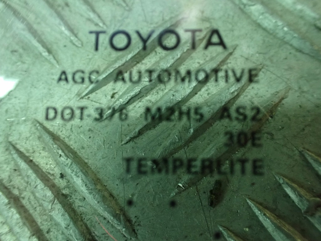 Szyba drzwi lewa przednia do Toyota Tundra Sequoia 2022, auto części Autolandparts, widok na szybę i drzwi.