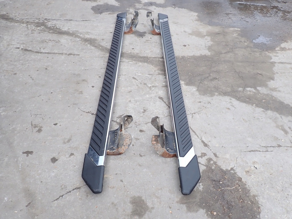 Stopnie i progi do Ford F150 XLT Crew Cab Paka 5.7 ft, auto parts Autolandparts, widok na zestaw stopni i elementy progu.