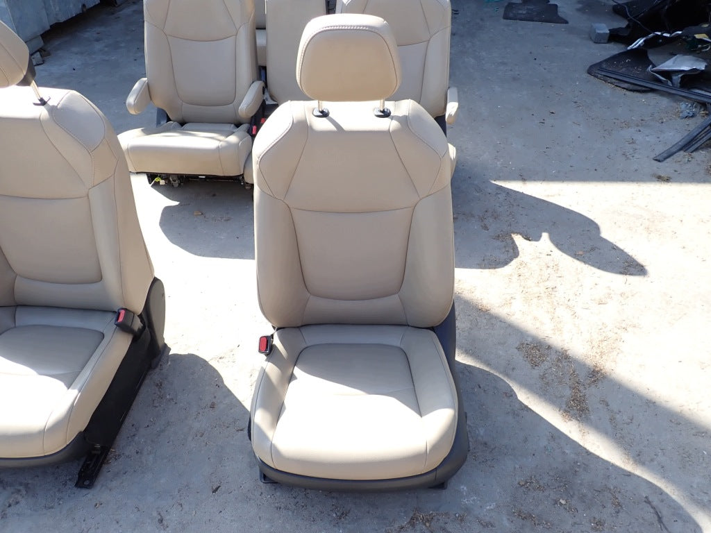 Tapicerka Kpl. Skórzana Fotele Kanapa 7 osób Toyota Sienna XL40 2021