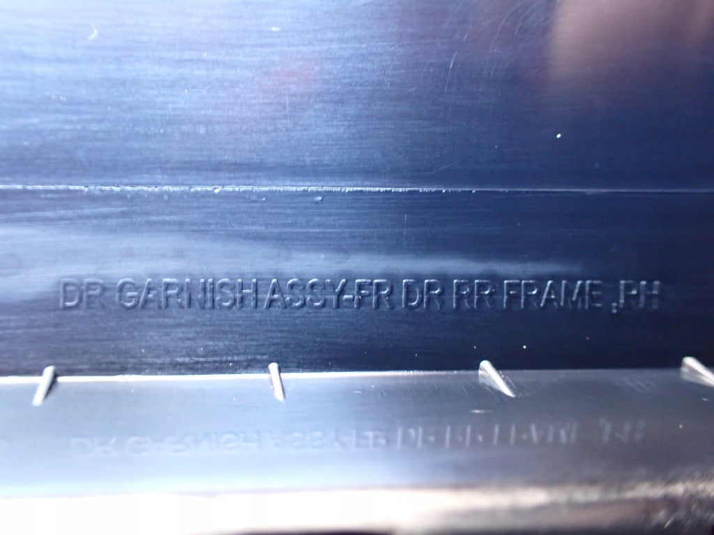 Listwa drzwi prawy przedni do Kia Carnival LX 3.5 GDI KA4 2020, oryginalna część marki Autolandparts, widoczny fragment drzwi.