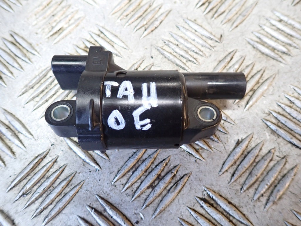 Cewka zapłonowa Autolandparts do Chevrolet Tahoe i Suburban 5.3 i 6.2 2021- na tle silnika oraz podzespołów samochodowych