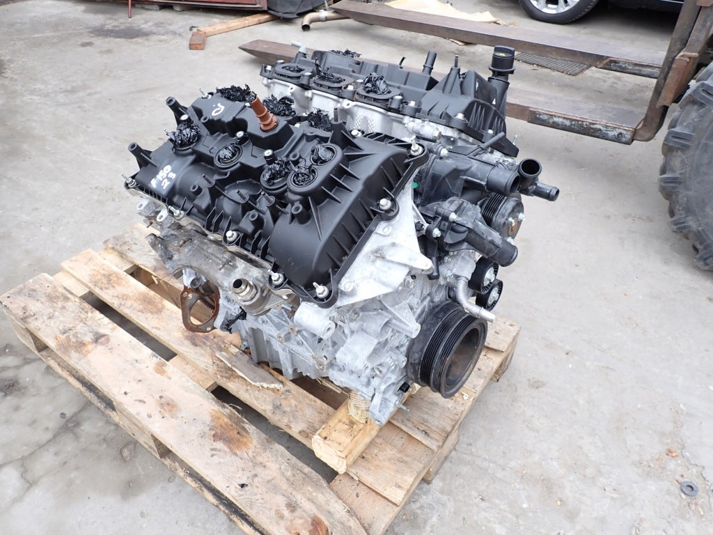 Silnik goły 3.5 V6 Ecoboost do Ford Expedition F150 2024 od Autolandparts, widok na elementy silnika.