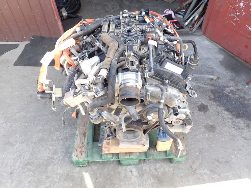 Silnik Powerboost Hybrid CEP1 RFF do Ford F150 XLT 2021, komplet, Autolandparts, widoczny detal silnika w samochodzie