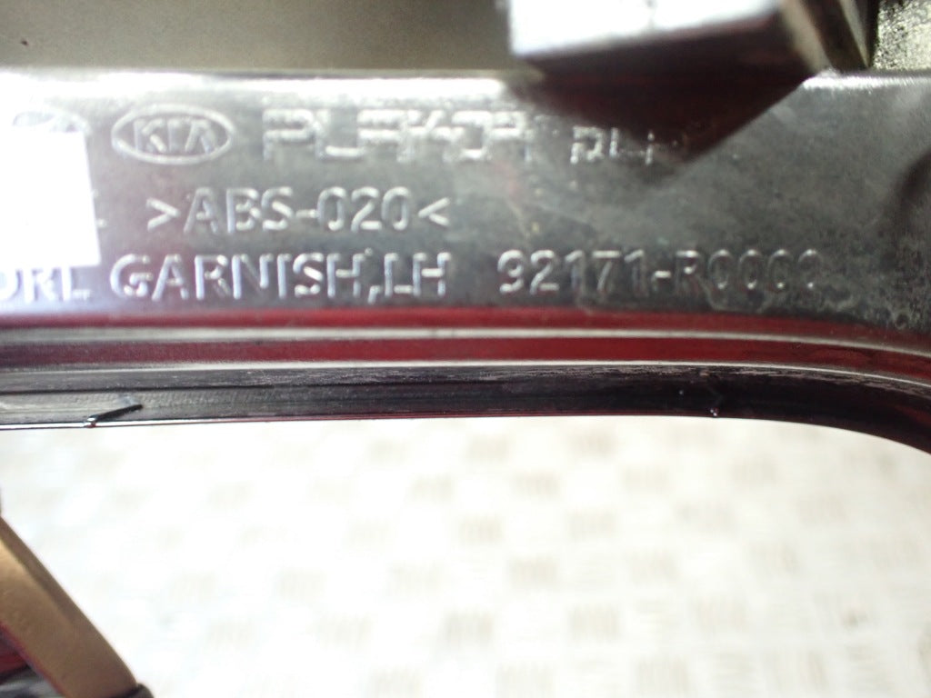 Listwa Lampy Lewa Przednia Kia Carnival LX 3.5 KA4 2020-