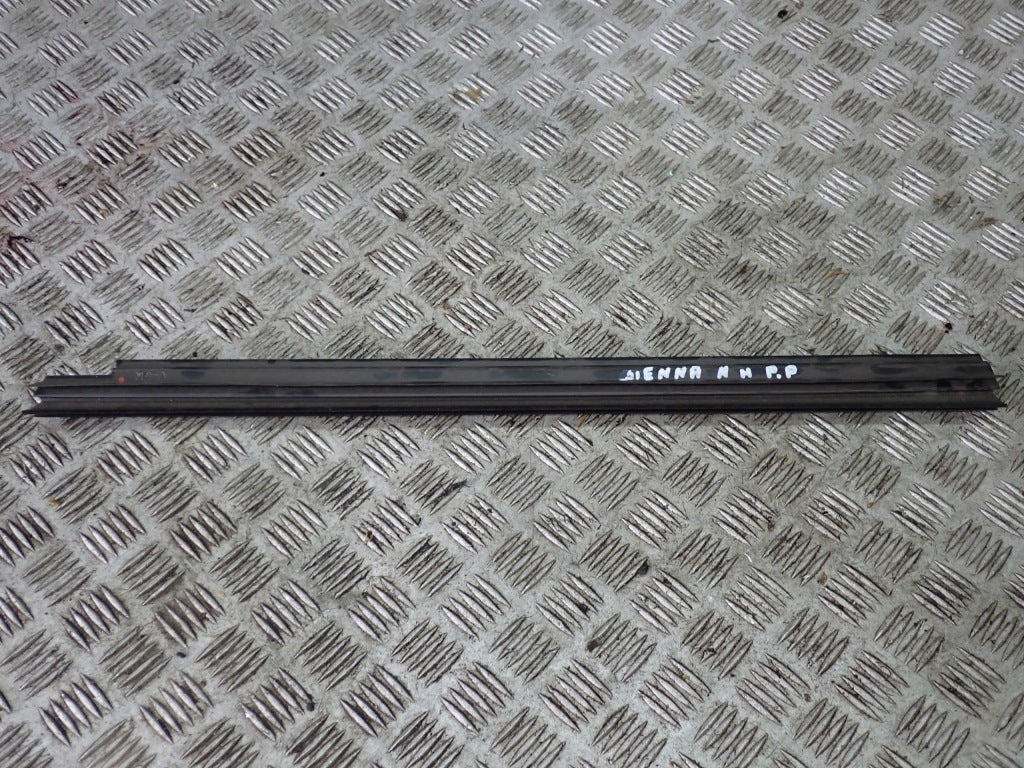 Listwa Zbierająca Wodę Uszczelka Szyby Drzwi Wew. Toyota Sienna XL40 2021