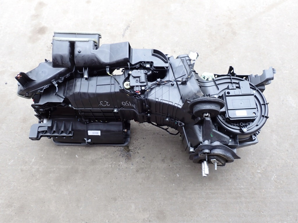 Nagrzewnica Ford F150 2025 LIFT firmy Autolandparts, widok na element grzewczy i części montażowe.