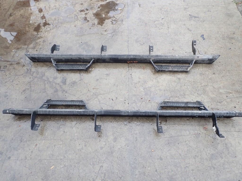 Stopnie progi do Toyota Tundra Crew Cab TRD Pro 2022- wykonane przez Autolandparts, montaż na 4x4, solidne i funkcjonalne.