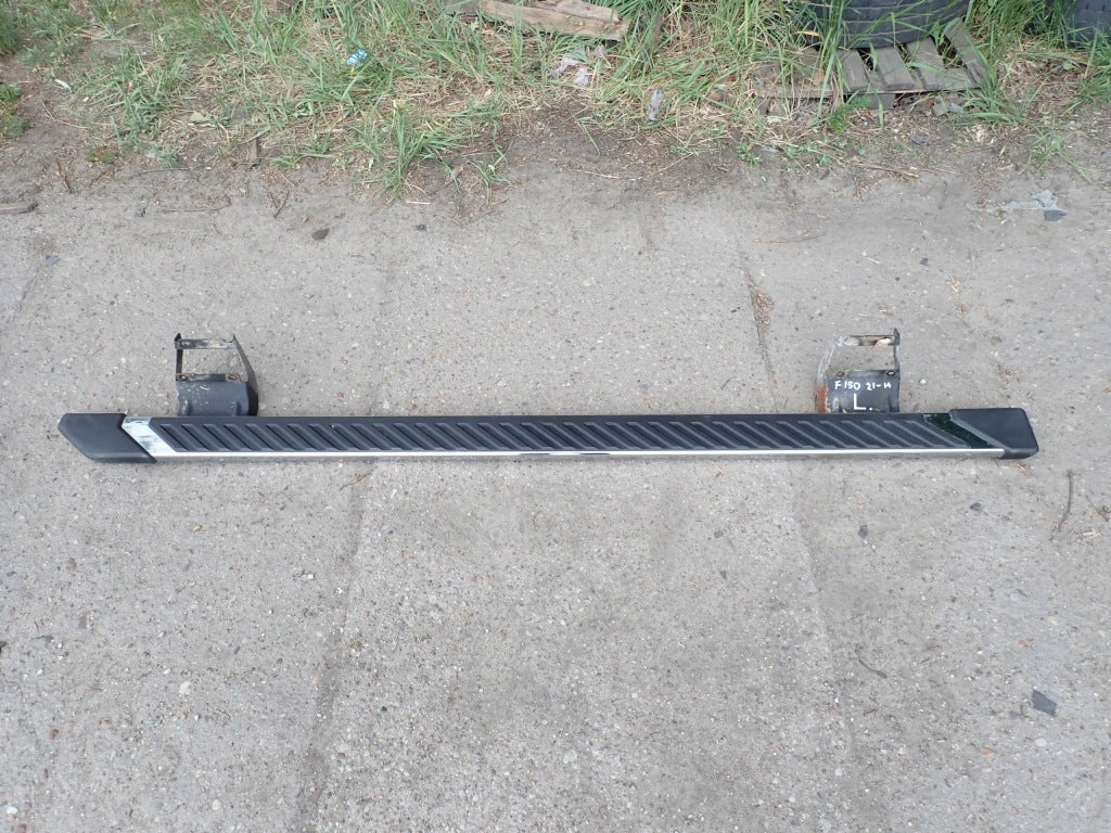Lewy próg stopnia do Ford F150 XLT Crew Cab 2021, produkcja Autolandparts, z elementami metalowymi i mocowaniami