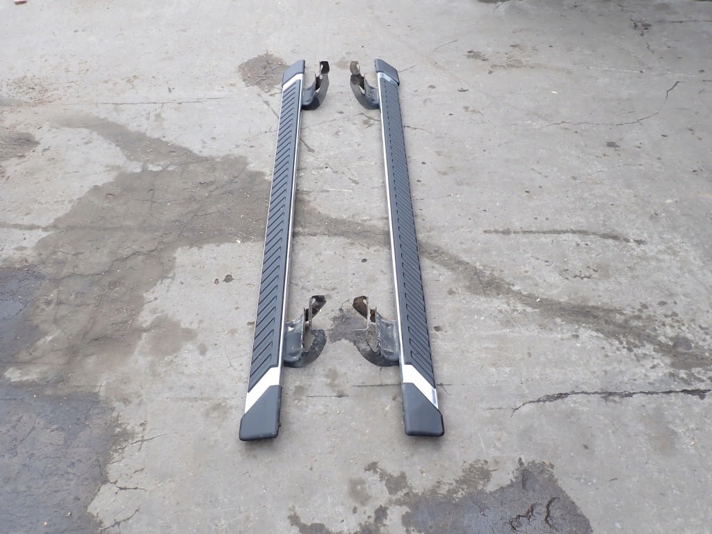 Stopnie progi PARA Ford F150 XLT Crew Cab Paka 5.7 ft 2021, czarne, z aluminiumowymi elementami, montaż na boki pojazdu.