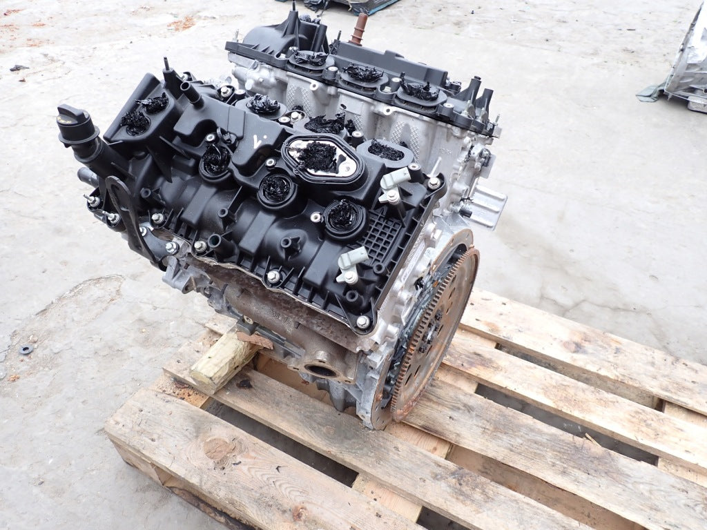 Silnik goły 3.5 V6 Ecoboost do Ford Expedition F150 2024, widoczny z różnych kątów, części silnika na zdjęciu.