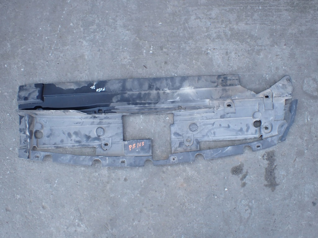 Osłona pasa przedniego do Ford F150 Crew Cab 2021- marki Autolandparts, wytrzymała i solidna ochrona przed uszkodzeniami.