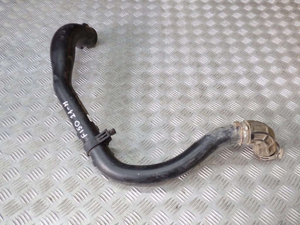 Przewód powietrza do Ford F150 3.5 2021- na rysunku, oryginalny element marki Autolandparts, metalowy i elastyczny.