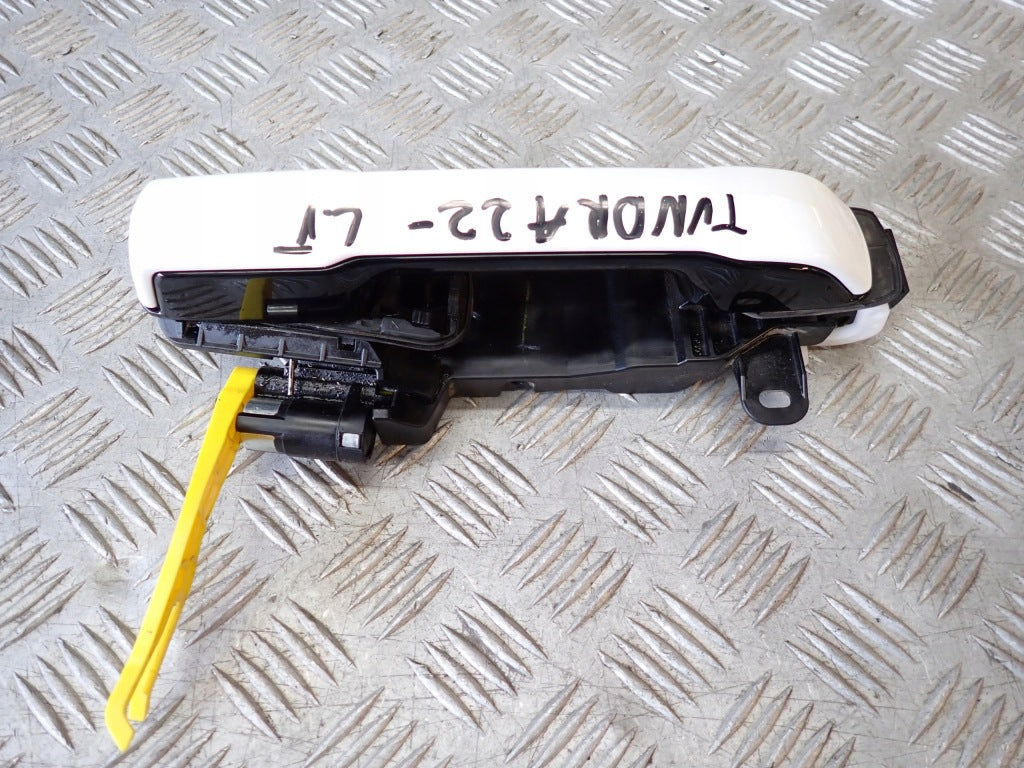 Lewa klamka tylna do samochodu Toyota Tundra Crewmax SR5 2022, marka Autolandparts, widoczna w naturalnej perspektywie
