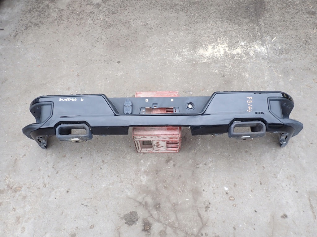 Zderzak tylny Chevrolet Silverado LT Trail Boss 2019 Autolandparts, widok z tyłu, część samochodowa, wiązka i belka.