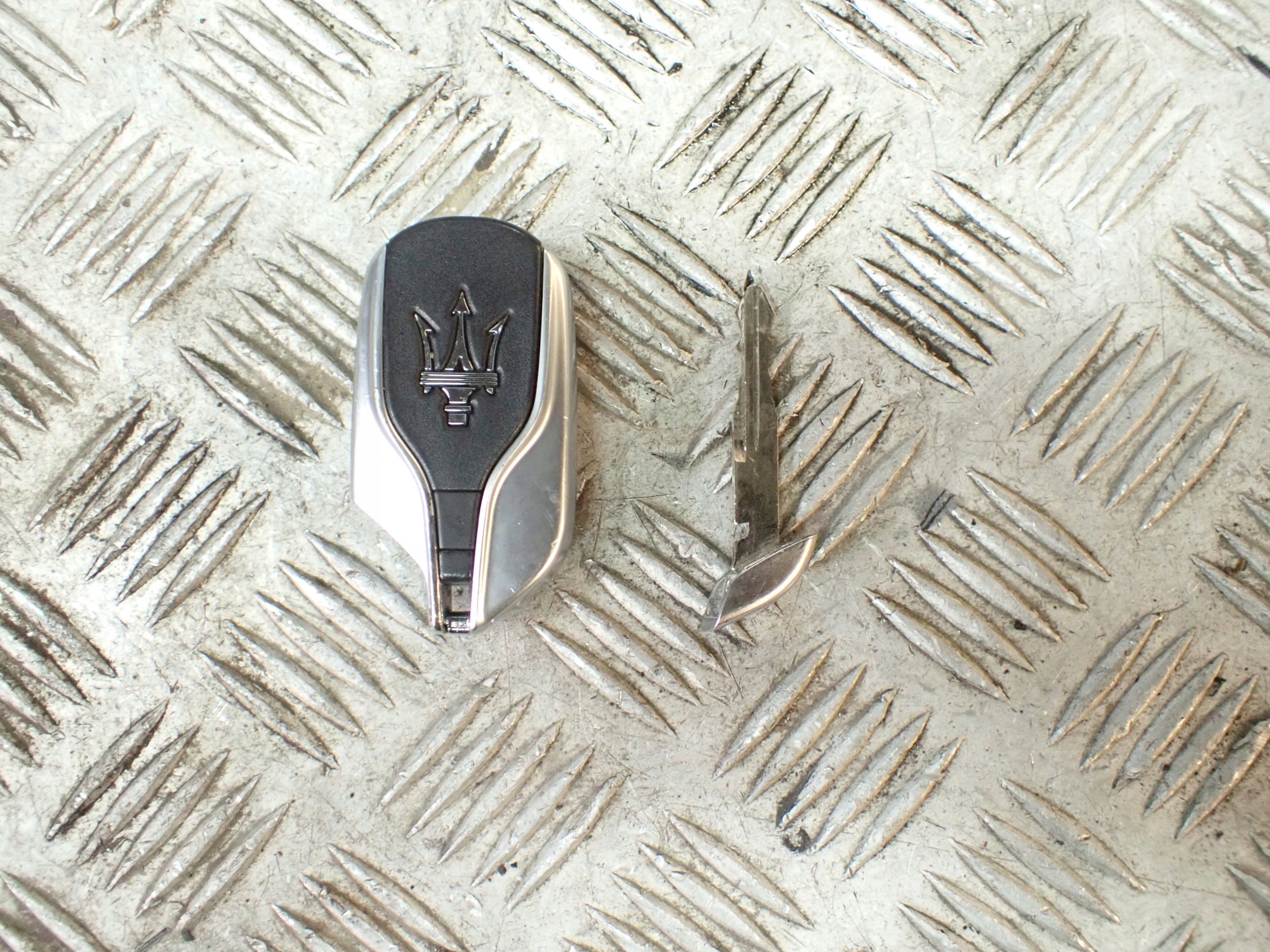 Pilot Kliuczyk Maserati Quattroporte Ghibli Levante 2013-