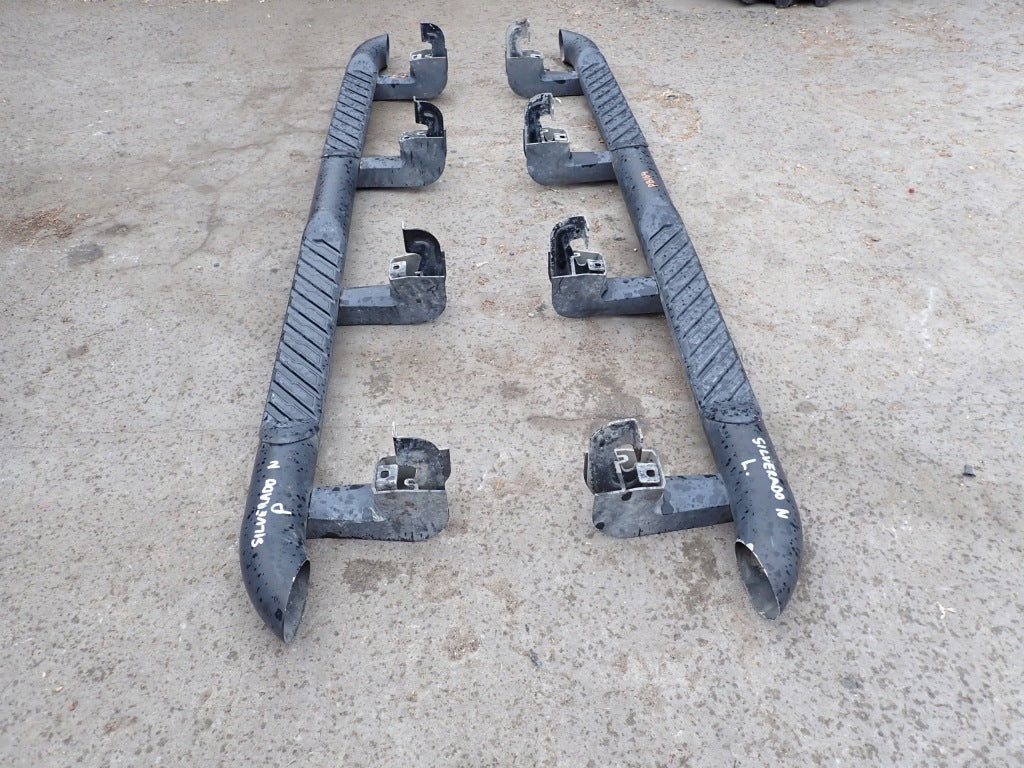 Stopień progowy do Chevrolet Silverado i GMC Sierra Crew Cab Trail Boss 2019 od Autolandparts, czarny, montaż na podwoziu.