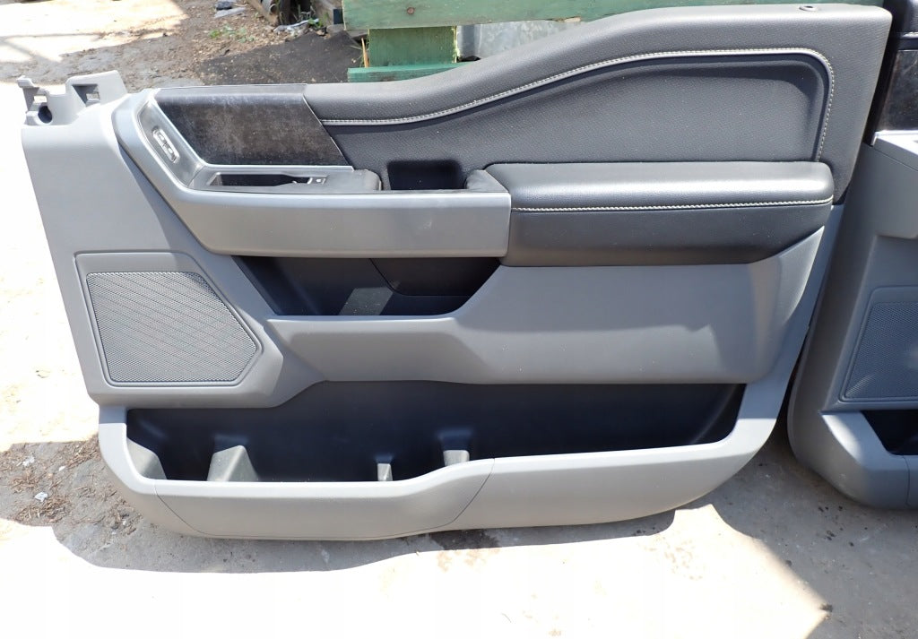 Boczek drzwi prawy przedni do Ford F150 XLT 2021- Autolandparts, widoczny fragment z elementami karoserii i uszczelkami