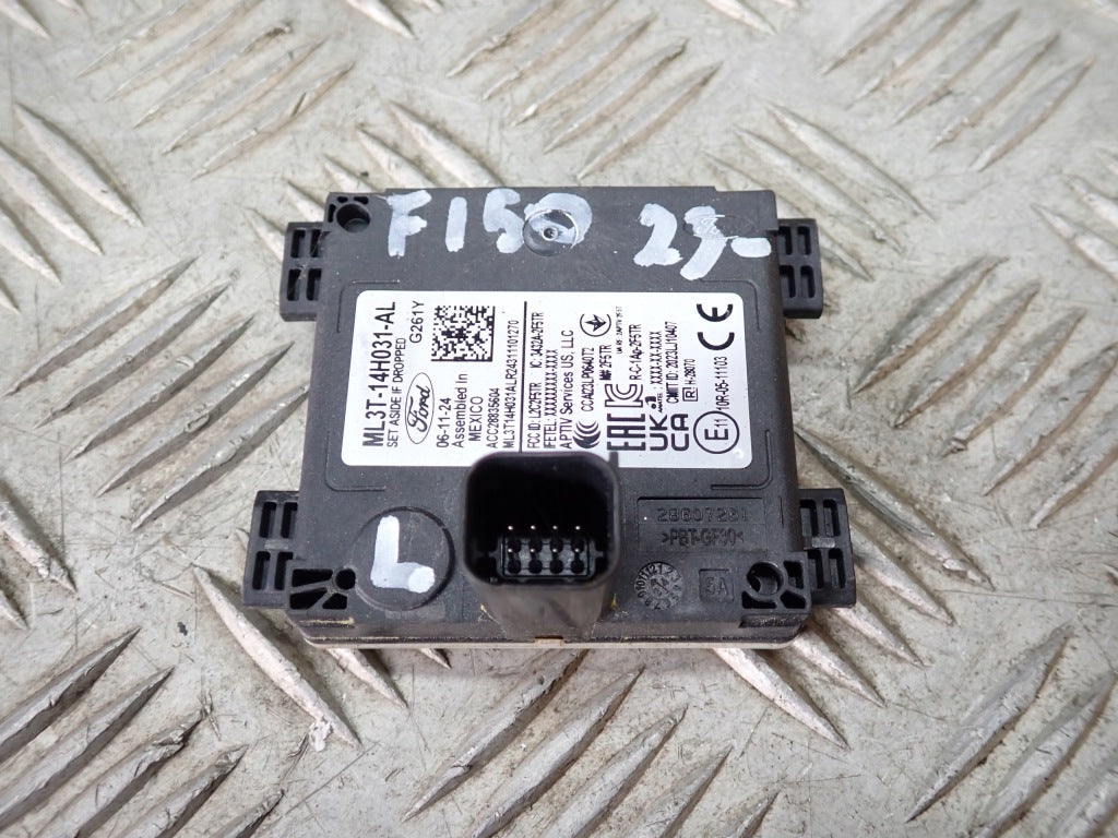 Czujnik martwego pola Radar Autolandparts do Ford F150 XLT Crew Cab 2024, widoczny na zdjęciu, czarny moduł montażowy.