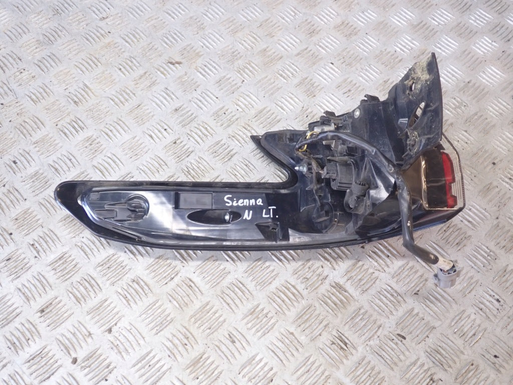 Lampa Tylna Lewa Zewnętrzna Toyota Sienna XL40 2021