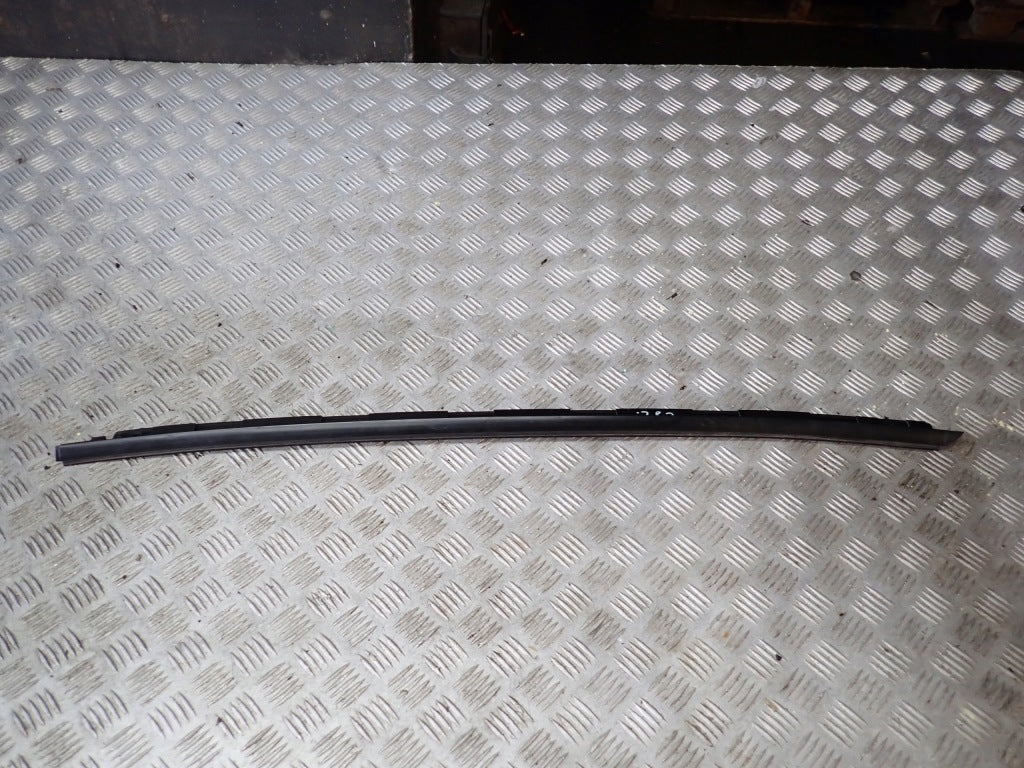 Listwa drzwi lewy przedni Chevrolet Corvette C8 2020- od Autolandparts, widok na część nad drzwiami i element montażowy