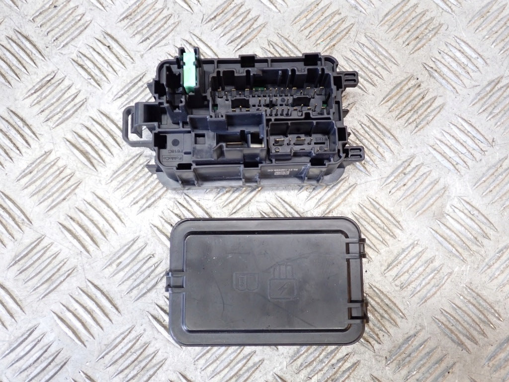 Skrzynka bezpieczników do Ford F150 3.5 Ecoboost 2024, autolandparts, widok na bezpieczniki w skrzynce samochodowej