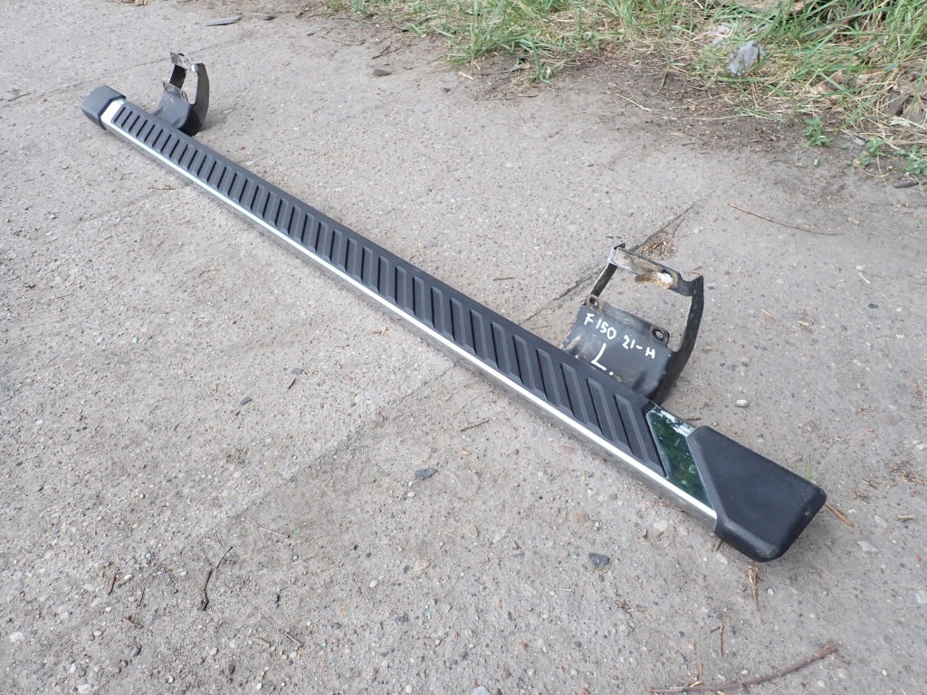 Lewy próg stopnia do Ford F150 XLT Crew Cab 2021, marka Autolandparts, w kolorze czarnym, montaż na samochód.