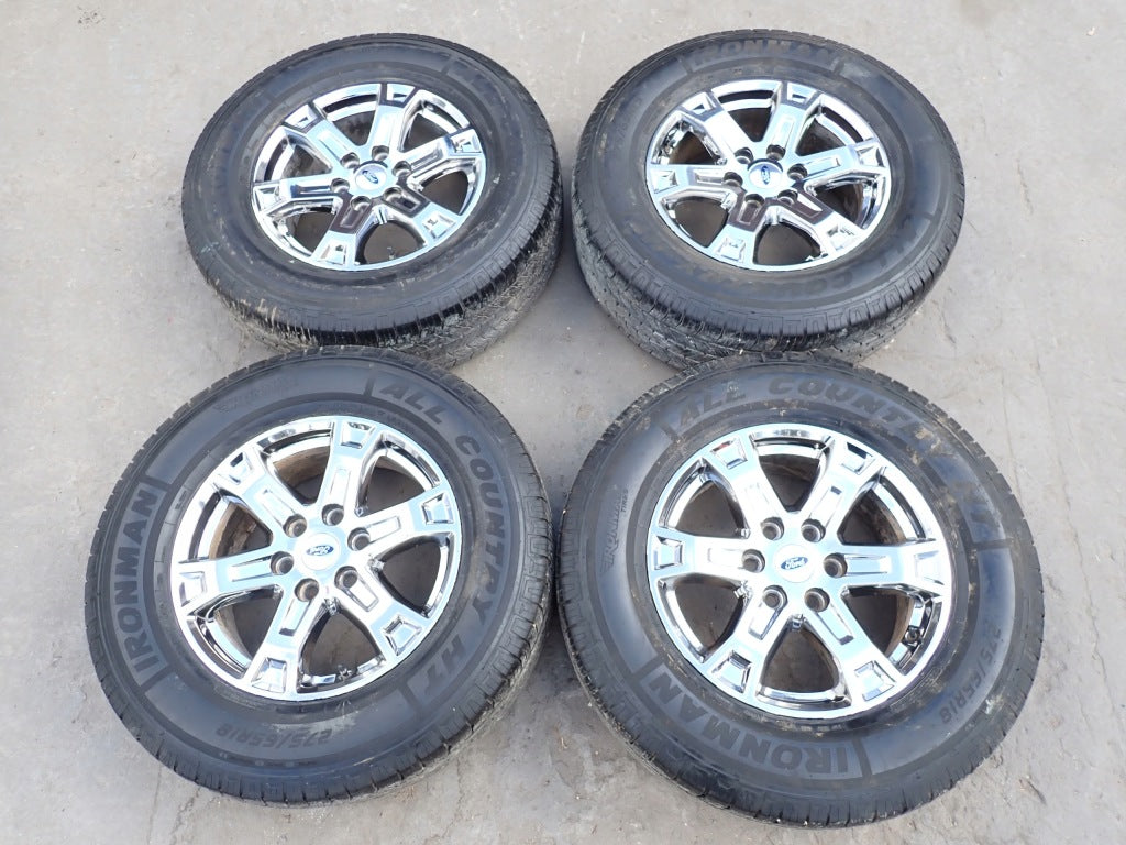 Alufelgi 18 cali i opony Ironman 275/65 R18 na samochód Ford F150 2021- z widocznymi kołami na aluminiowych felgach.
