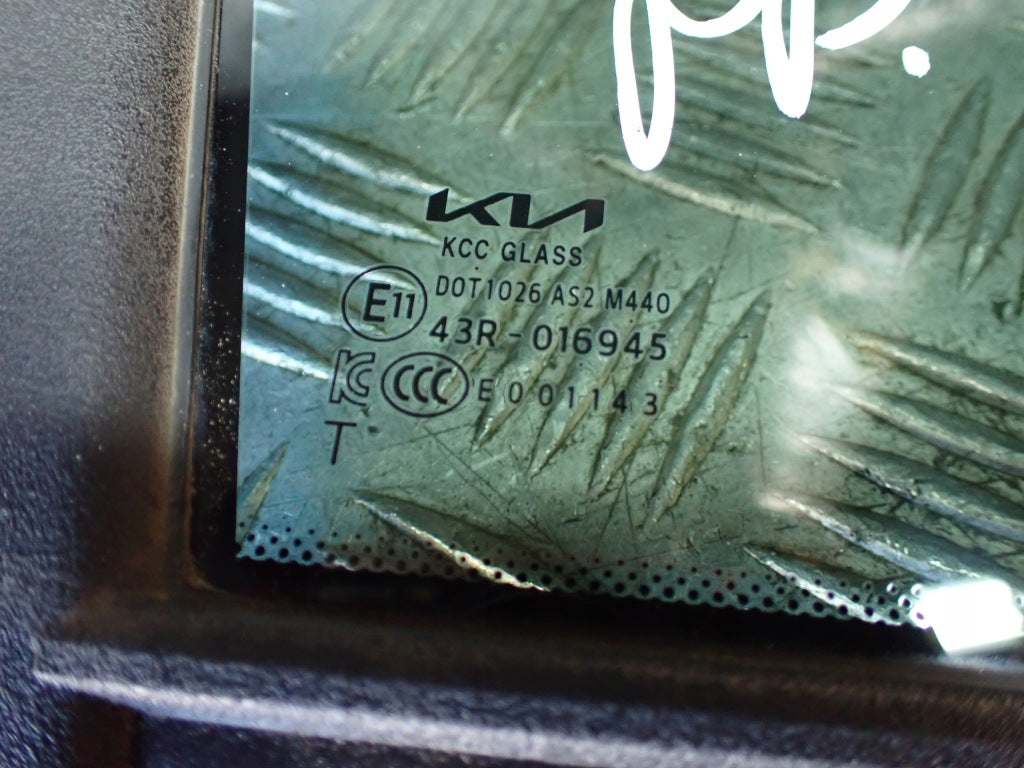 Uszczelka drzwi z szybą prawa przednia do Kia Carnival LX 3.5 GDI 2020, widoczny fragment uszczelki na samochodzie.