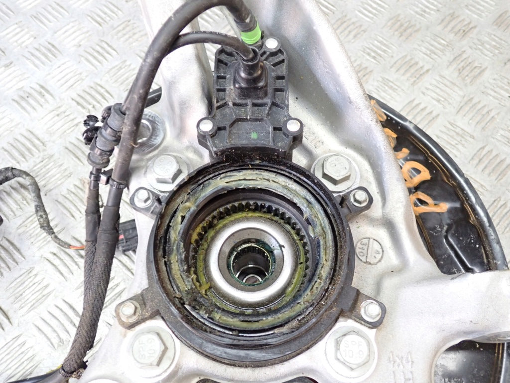 Lewa zwrotnica przednia z piastą do Ford F150 3.5 2021-, marki Autolandparts, widoczna z elementami montażowymi