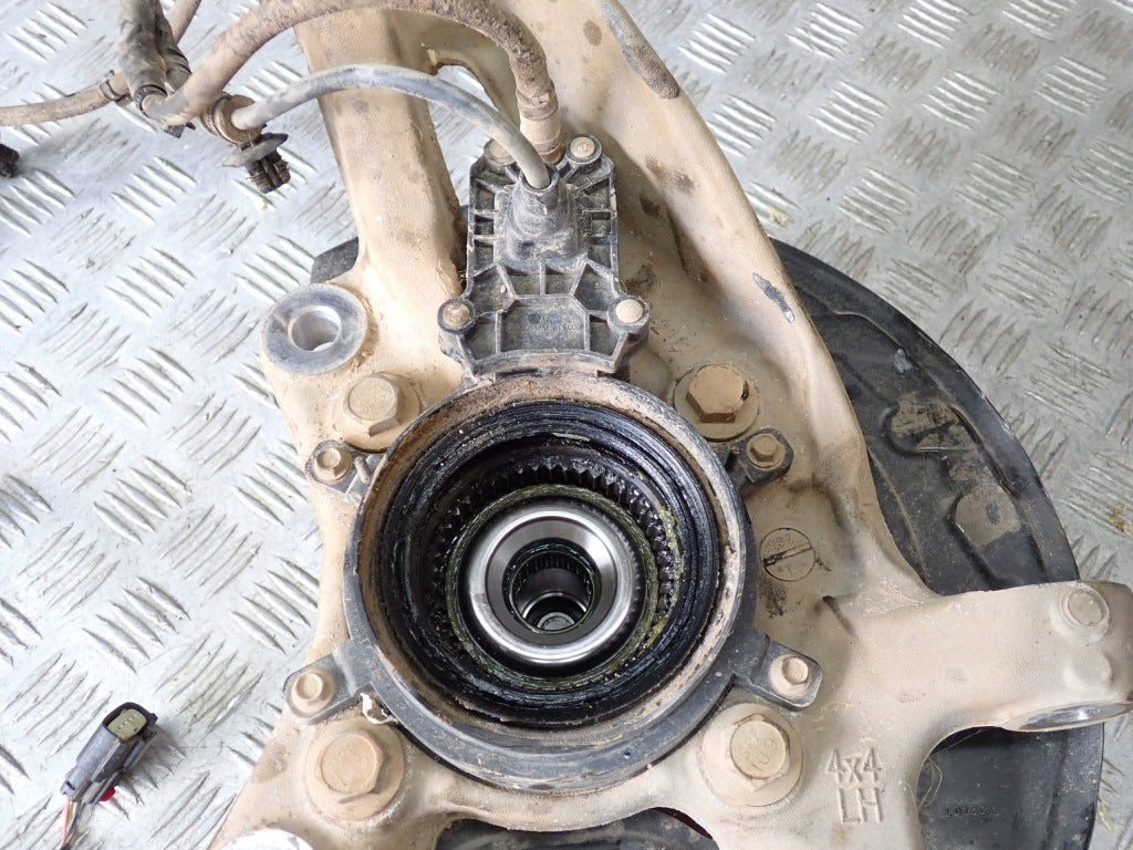 Lewa zwrotnica przednia do Ford F150 3.5 2021- od Autolandparts, widoczna piasta i elementy zawieszenia.