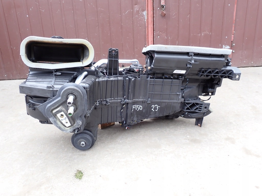 Nagrzewnica Ford F150 2025 LIFT marki Autolandparts, widok na element grzewczy i okablowanie w samochodzie.