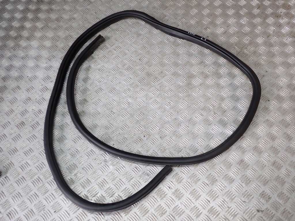 Uszczelka karoserii do Ford F350 F250 2021 6.2 4x4, produkcji Autolandparts, widoczny element uszczelniający samochód.