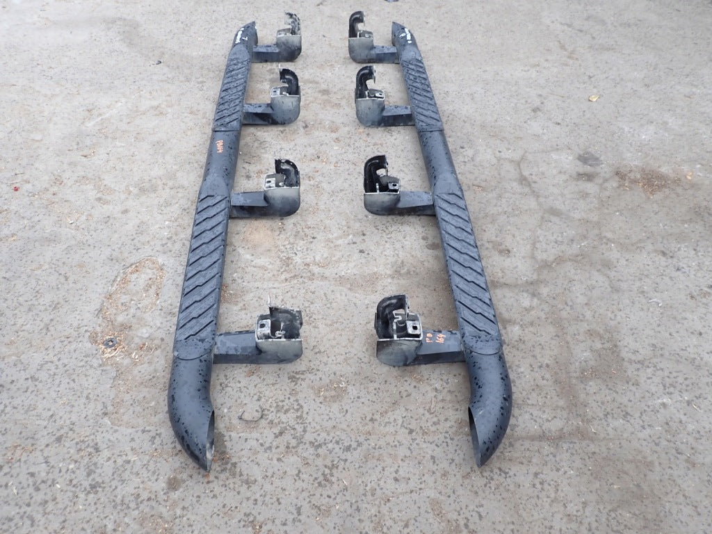 Stopień progowy Autolandparts do Chevrolet Silverado i GMC Sierra Crew Cab Trail Boss 2019- na samochodzie.