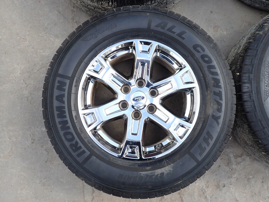 Alufelga 18 cali z oponami Ironman 275/65 R18 na Ford F150 2021, widok z boku na samochód z nowymi kołami.