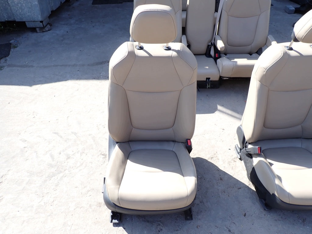 Tapicerka Kpl. Skórzana Fotele Kanapa 7 osób Toyota Sienna XL40 2021
