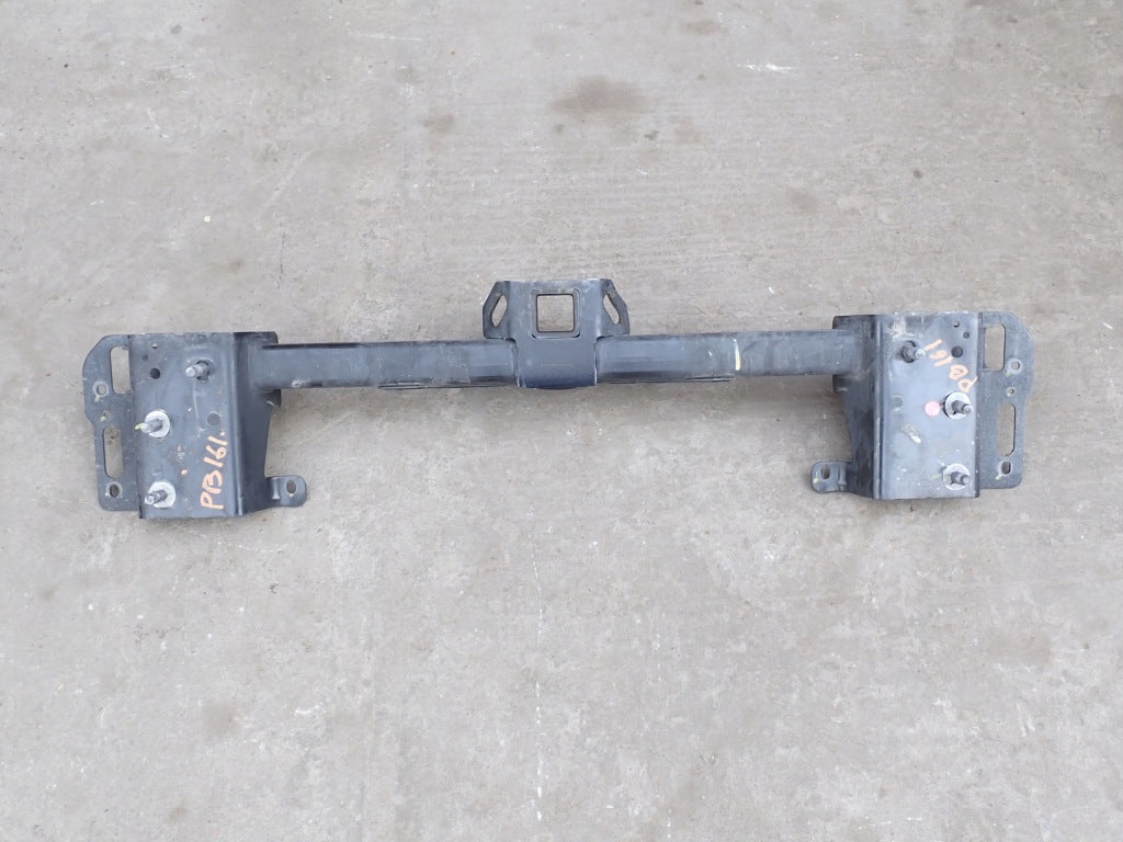 Tylna belka zderzaka Ford F150 2025 z podniesionym zawieszeniem, część Autolandparts, widoczna z tyłu pojazdu