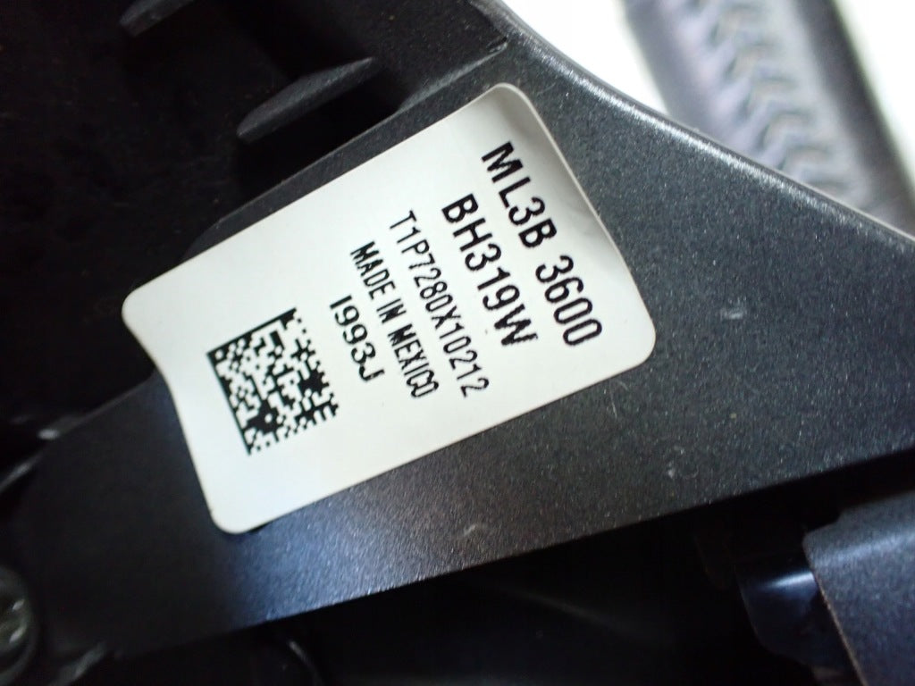 Skórzana kierownica wielofunkcyjna Autolandparts do Ford F150 3.5 Hybrid XLT 2021- z przyciskami na powierzchni.