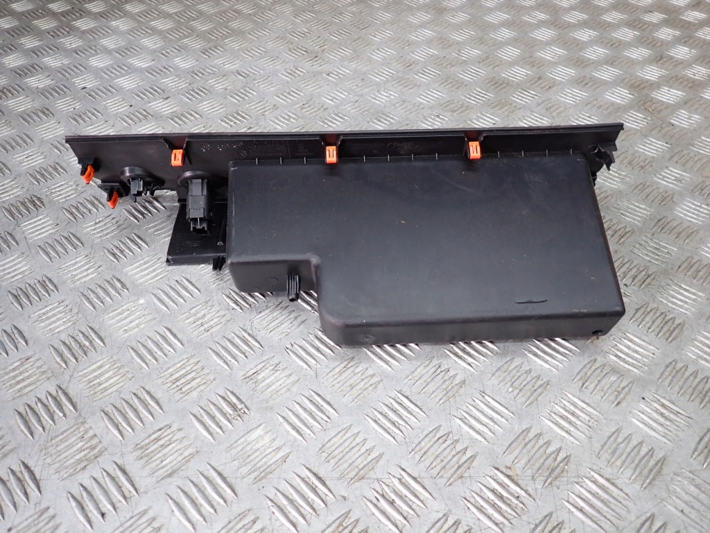 Schowek deski pasażera do Ford F250 F350 2021 Super Duty, autolandparts, widok wnętrza z elementami deski.