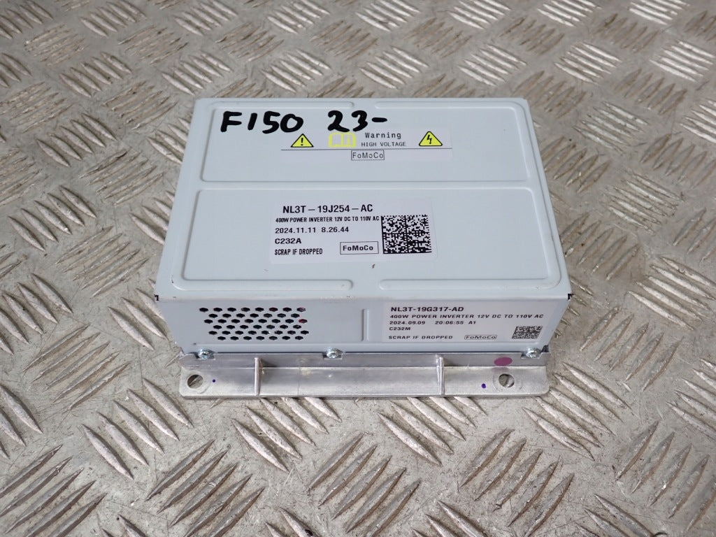Przetwornica napięcia do Ford F150 2021, autolandparts, widok na inwerter konwerter z elementami elektronicznymi