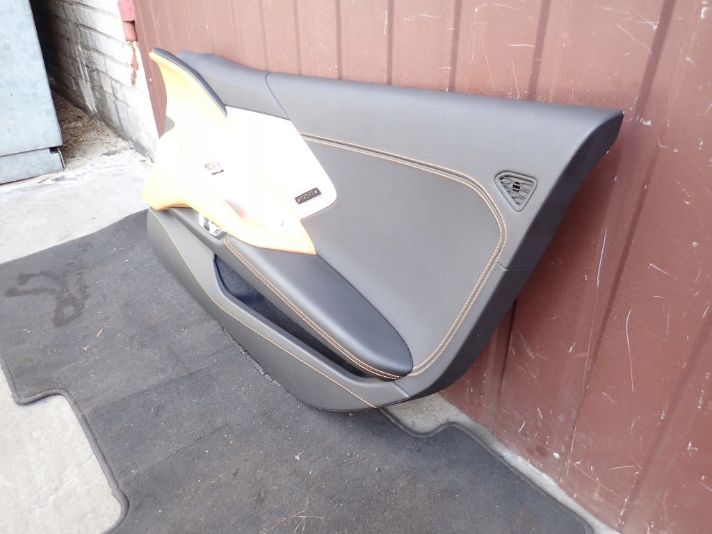 Prawa drzwi boczne do Chevrolet Corvette C8 Cabrio 2020 Autolandparts, widok zewnętrzny.