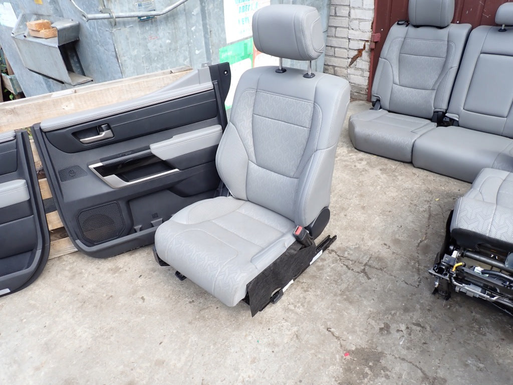 Tapicerka Fotele Kanapa Boczki Kpl Toyota Tundra Crew Cab Limited 2022-