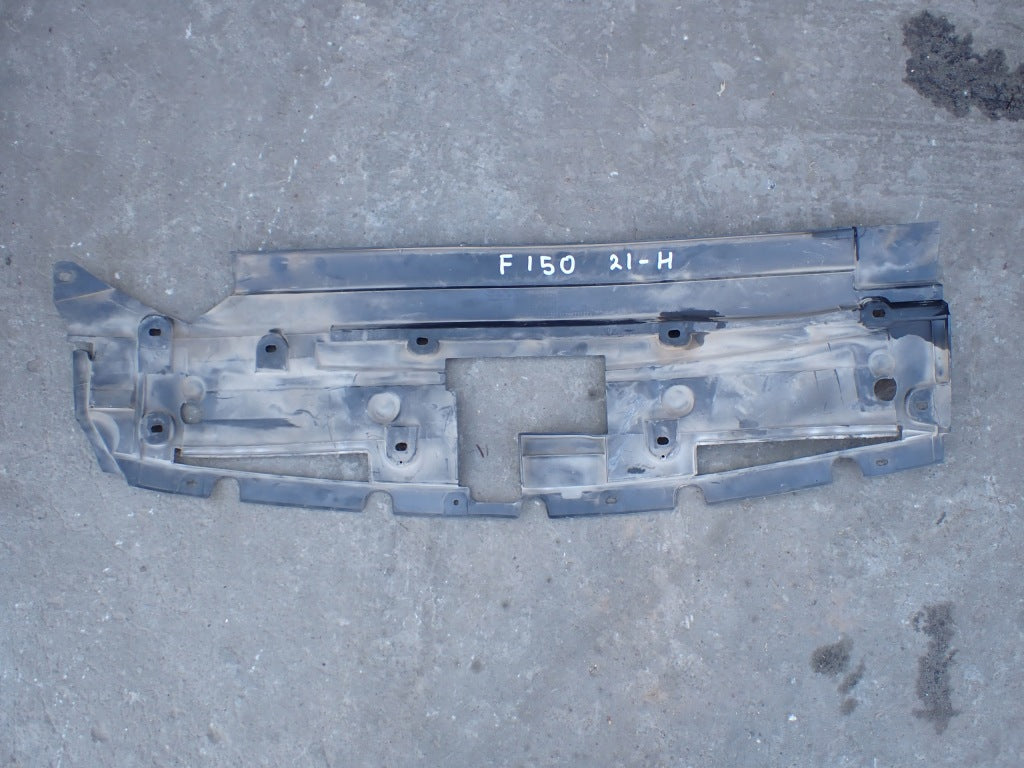 Osłona pasa przedniego do Ford F150 Crew Cab 2021- marki Autolandparts, ochronna pokrywa na pasek przedni samochodu.
