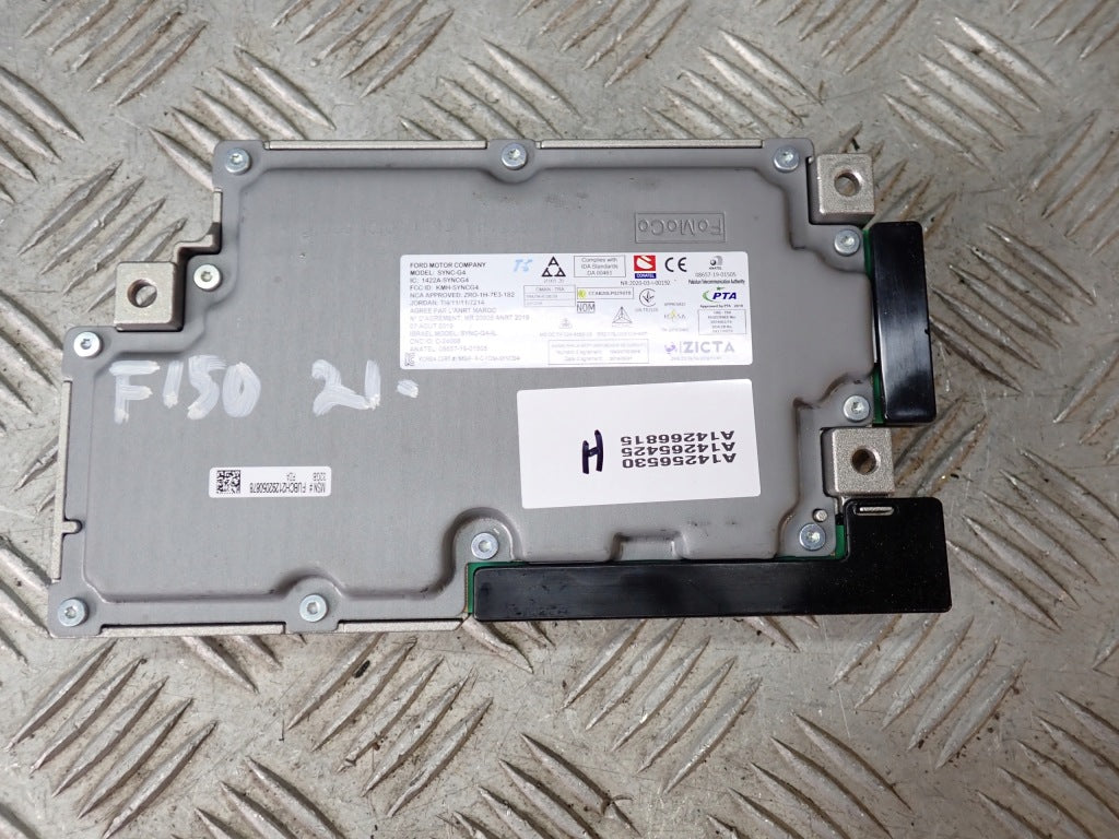 Moduł sterownika SYNC4 nawigacji Ford F150 2021- w kolorze czarnym, widoczny na zdjęciu, od Autolandparts