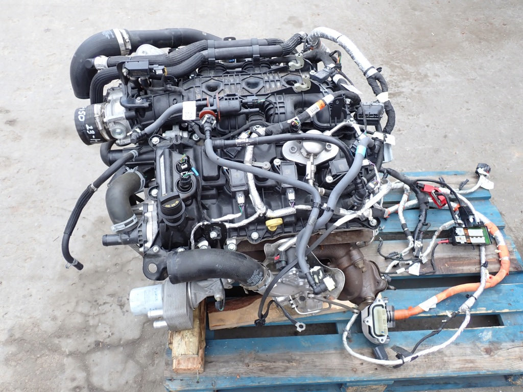 Silnik Ford F150 3.5 Powerboost Hybrid CEP1 2025, komplet, marka Autolandparts, widok na silnik w samochodzie.