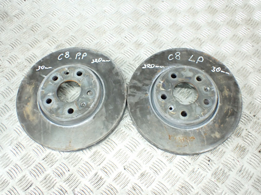Para przednich tarcz hamulcowych 320mm do Chevrolet Corvette C8 Z51 2020- marki Autolandparts, widok na tarcze hamulcowe.