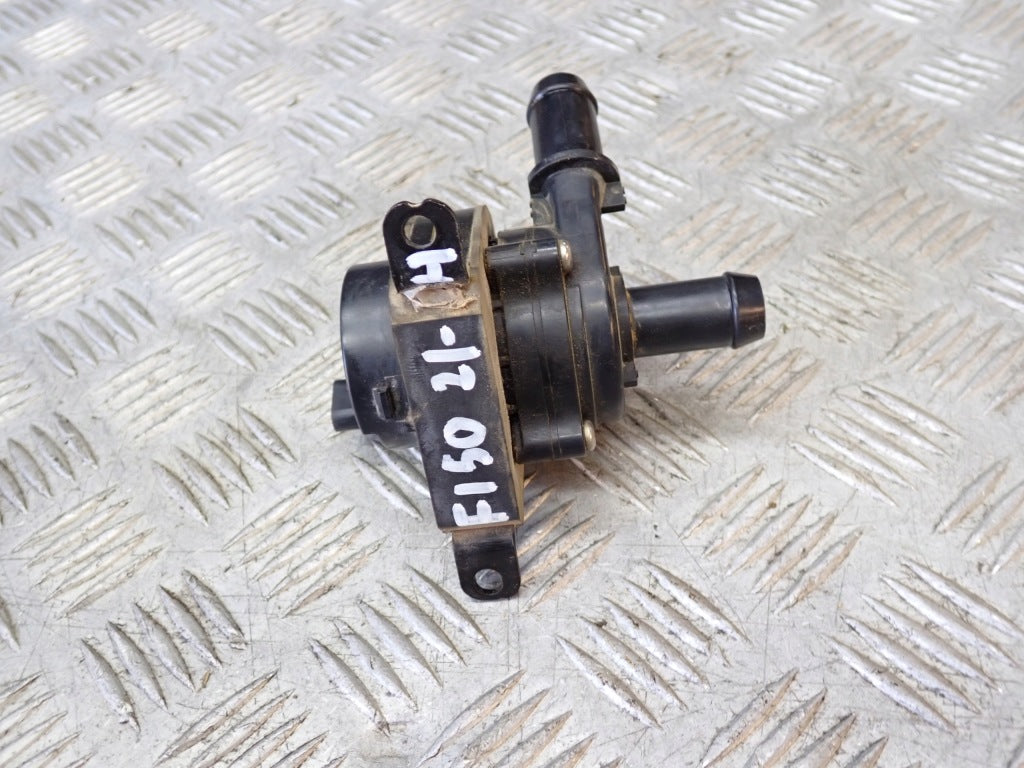 Pompa wody Ford F150 3.5 2021- Autolandparts, widok na część pompy wody silnika samochodu Ford F150.