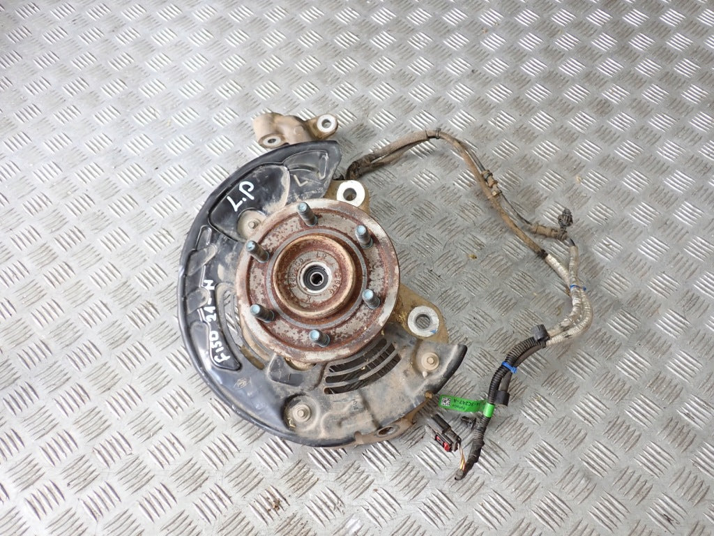 Lewa zwrotnica przednia do Ford F150 3.5 2021- z piastą, część samochodowa marki Autolandparts, widoczna z bliska.