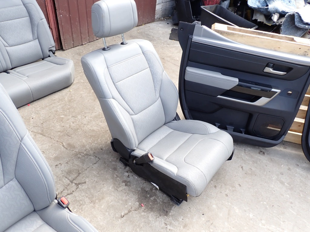 Tapicerka Fotele Kanapa Boczki Kpl Toyota Tundra Crew Cab Limited 2022-